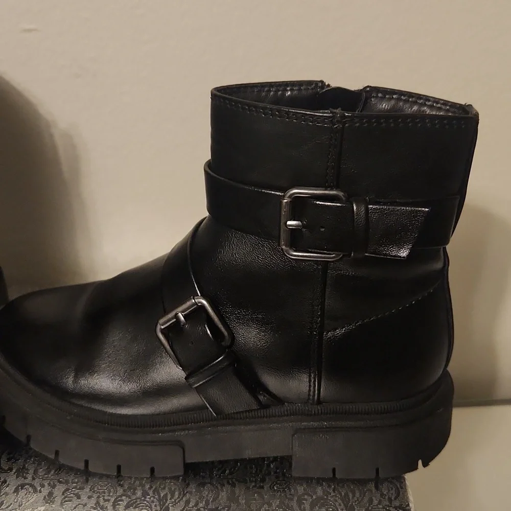 ART CLASS Girl Black Leather Ankle Boots Size 1.
